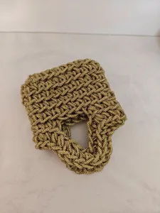 Goldene funkelnde handgemachte Häkeltasche mit strukturiertem Design für elegante Partys.