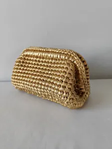 Χειροποίητο μεταλλικό πλεκτό τσαντάκι clutch με μοναδική υφή 3D, χρυσό βραδινό στυλ.
