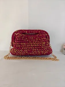 Détail de sac bandoulière crocheté main avec texture fil d'or et chaîne métallique.