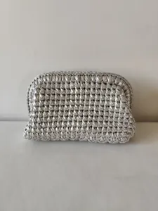 Cheiropoiiti metalliki plekti tsanta me monadiki yfanti schediasi gia gunaikeia moda