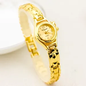 Reloj de cuarzo para mujer bañado en oro estilo pulsera, diseño elegante y pequeño para uso diario.