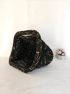 Handgemachte schwarze geflochtene Tasche mit Goldfäden für Vintage Textur Details.