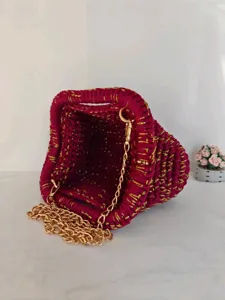 Sac à bandoulière tissé à la main détail montrant une riche texture, fils dorés et chaîne.