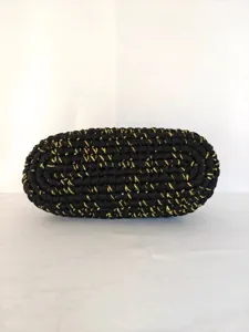 Detailaufnahme der handgeflochtenen schwarz goldenen Handtasche Unterseite Textur