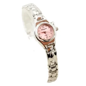 Reloj de cuarzo para mujer elegante con esfera rosa poligonal y pulsera de metal plateado.