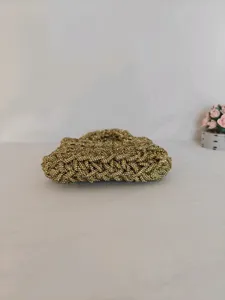 Handgefertigte goldene Strass-Abendtasche mit filigraner perlenbesetzter Häkelstruktur.