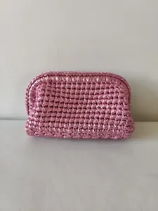 Ροζ μεταλλικό πλεκτό τσαντάκι clutch, χειροποίητο υφασμάτινο σχέδιο, βραδινή τσάντα λεπτομέρεια.