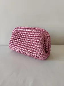 Χειροποίητη μεταλλική ροζ υφαντή τσάντα clutch με μοναδική υφή ιδανική για εκδηλώσεις.