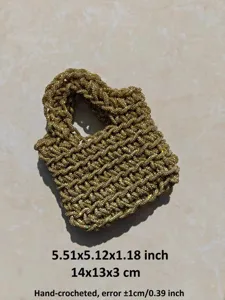 Glänzende goldene handgehäkelte Abendhandtasche mit strukturierter Textur und funkelndem Design.