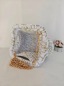 Sac bandoulière en crochet fait main avec fil doré étincelant et belle chaîne élégante.