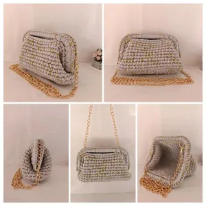 Vue détaillée du sac crocheté à la main avec un fil doré subtil et une chaîne.
