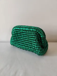 Χειροποίητη τσάντα clutch με μεταλλικό νήμα, μοναδική υφή και κομψή λεπτομέρεια.