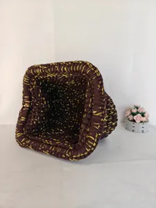 Detailansicht der handgefertigten Häkel-Clutch mit edler Gold-Metallic-Garn Textur.