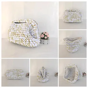 Handgefertigte Häkel-Clutch, weiß-gold gewebte Retro-Textur Abendtasche für Damen elegant.