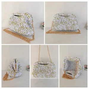 Sac bandoulière au crochet fait main avec fil métallique doré et bandoulière chaîne.