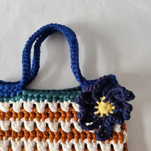 Handgemaakte gehaakte gestreepte handtas met schattig bloemdetail chic gewoven tas voor dames