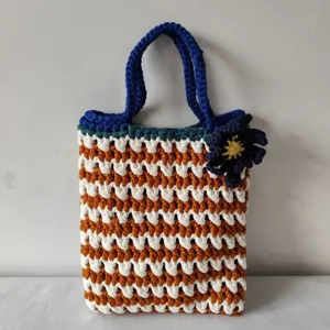 Handgemaakt Geweven Polyester Handtas Kleurblok Gestreipt Madeliefje Bloem Opengewerkt Eimertas Zacht Casual Open Top Tas Voor Dames
