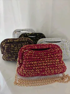 Sac bandoulière tissé métallique artisanal avec bandoulière chaîne, design élégant.