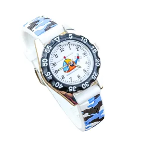Montre à quartz camouflage pour enfants avec cadran hélicoptère et bracelet en silicone.