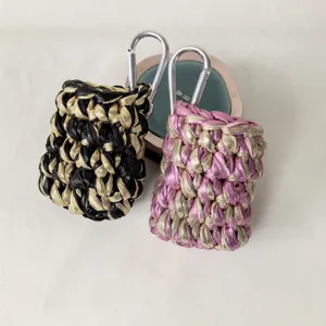 Pochette per auricolari lavorata all'uncinetto con trama metallica, elegante ciondolo per borsa.