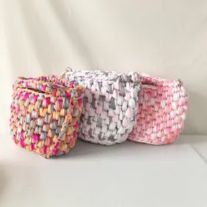 Handgemachte Häkel-Stoffgarn-Eimer-Tasche Detail, mit mehrfarbigem gemischten gewebten Textur-Stil.