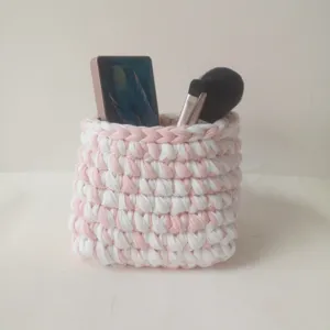 Panier de rangement de maquillage au crochet fait main, organisateur de bureau rose et blanc.