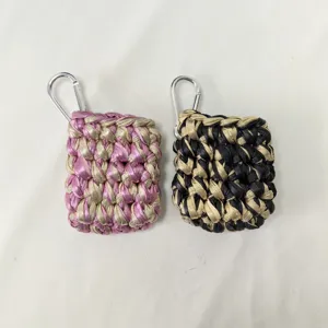 Dettaglio custodia per cuffie all'uncinetto, mini borsa intrecciata in filo metallico.
