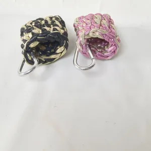 Borsa per auricolari all'uncinetto fatta a mano con moschettone, mini borsetta alla moda.