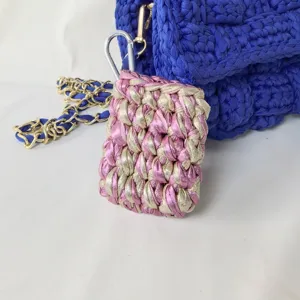 Dettaglio custodia per auricolari all'uncinetto fatta a mano, accessorio ciondolo borsa.