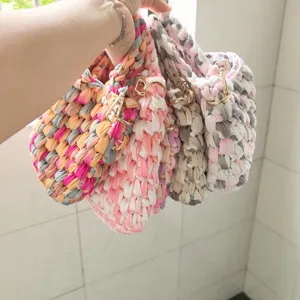 Handgemachte bunte Häkeltasche Detail, mehrfarbige gewebte Umhängetasche, einzigartige Textur.