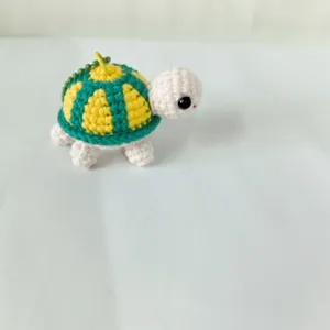 Porte-clés tortue au crochet fait main, adorable accessoire de sac animal tricoté.