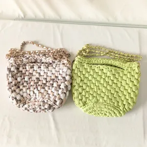 Handgemachte Häkel-Umhängetasche in Bunt und Hellgrün mit Eimer-Design und Metallkette.