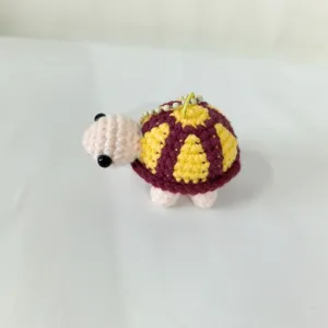 Porte-clés tortue au crochet fait main charm de sac mignon détail de pendentif fin vue