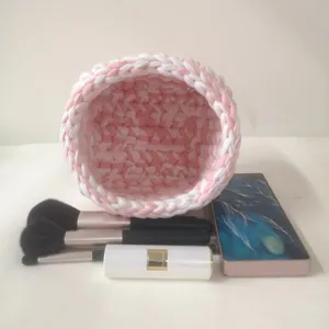 Panier de maquillage au crochet rose et blanc fait main organisateur de cosmétiques