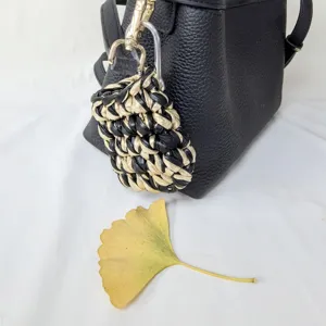 Borsa per auricolari all'uncinetto fatta a mano nero oro borsa tessuta accessorio ciondolo
