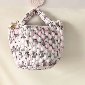 Handgefertigte Häkel-Beuteltasche aus gemischten rosa, grauen und weißen Stoffstreifen Stil.