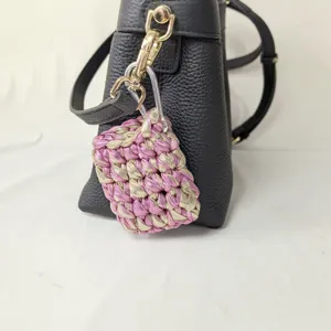 Mini custodia per auricolari all'uncinetto in filato rosa e oro, grazioso ciondolo per borsa.