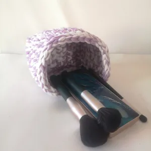 Panier de rangement de maquillage au crochet violet et blanc fait main pour le bureau.