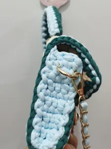 Handgemaakte gehaakte schoudertas in groen en blauw met stijlvolle gouden kettingriem voor dames.