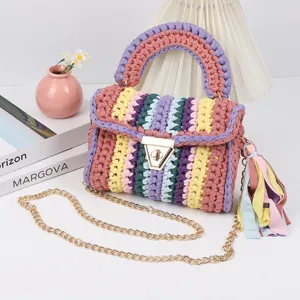 Borsa a tracolla all'uncinetto fatta a mano, borsa a spalla rigata multicolore con catena.