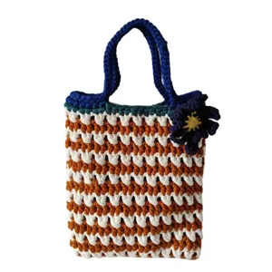 Handgemaakte gehaakte gestreepte tas met bloemaccent, stijlvolle gebreide handtas voor dames.