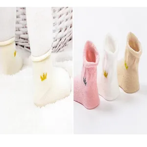 Leuke baby katoenen sokken met kroon borduursel, zacht en comfortabel voor kinderen.