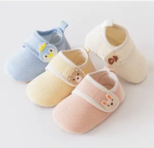 Scarpe primi passi per neonati in morbido tessuto waffle traspirante con velcro e ricamo.