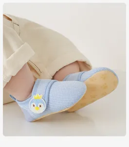 Scarpe primi passi da neonato blu con velcro e suola morbida vista dettagliata