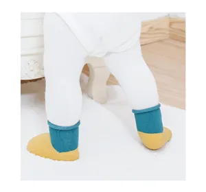 Schattige baby peuter sokken met contrastkleur ontwerp, comfortabel katoen voor dagelijks gebruik.