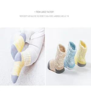 Comfortabele katoenen babysokken met geribbelde losse boorden voor peuters en baby's.