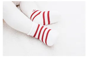 Comfortabele katoenen baby sokken met klassieke rood-witte strepen voor pasgeboren baby's.