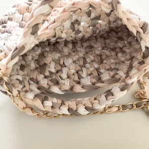 Handgemachte Häkel-Eimer-Tasche Detail zeigt gemischte Stoffstreifen Textur und Kette.