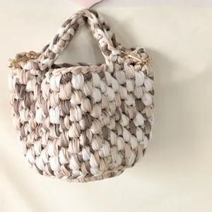 Handgemachte Häkel-Eimer Tasche im bunten Stoffstreifen-Design, elegante Schultertasche.