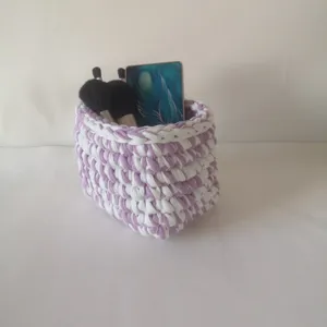 Panier de rangement au crochet violet et blanc fait main, idéal pour les pinceaux et les accessoires.